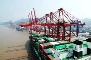 Cargo chargés de containers