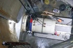 Mise en place du micro-tunnelier dans le puits