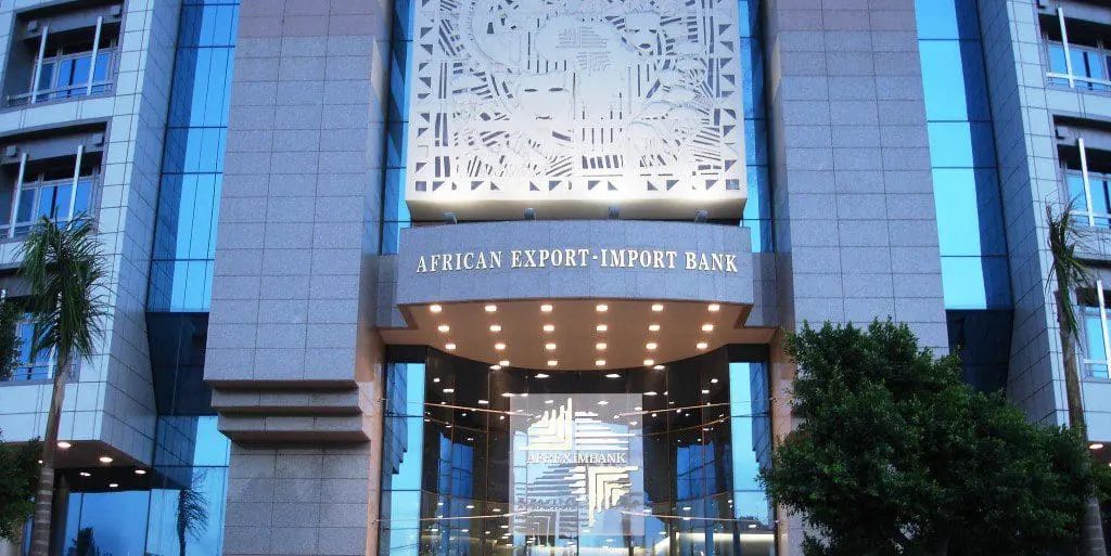 Rating | Afreximbank riposte à Fitch Moins d’une semaine plus tard, ce mardi 10 juin, la banque africaine a tenu à rétablir sa version des faits. Elle conteste vigoureusement l’analyse de Fitch, qu’elle qualifie de fondée sur une mauvaise interprétation de ses obligations juridiques et de sa mission. Selon Afreximbank, aucune restructuration de dette n’est en cours avec ses pays membres. L’institution rappelle qu’elle opère sous un traité constitutif signé par 53 États africains, traité qui interdit expressément tout engagement de ce type hors d’un cadre légal strict.