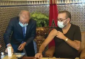 Le Roi Mohammed VI recevant la première dose du vaccin contre la Covid-19 au Palais Royal de Fes