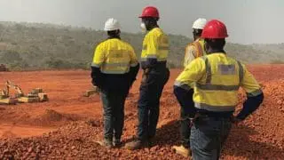 Aujourd’hui, selon le gouvernement guinéen, il y a des concertations régulières avec les sociétés minières étrangères pour une cohabitation harmonieuse avec les populations locales.