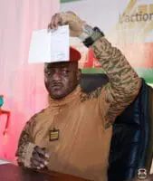 En s’inscrivant sur la fiche de souscription de l’actionnariat populaire, le lundi 12 juin 2023, à Ouagadougou, le Président de la Transition, le capitaine Ibrahim Traoré, a lancé officiellement le Programme de l’entrepreneuriat communautaire par actionnariat populaire.