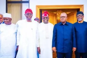 Malgré les réserves de pétrole du Nigeria , près de 40% des Nigérians (83 millions de personnes) vivent sous le seuil de pauvreté, selon la Banque mondiale.