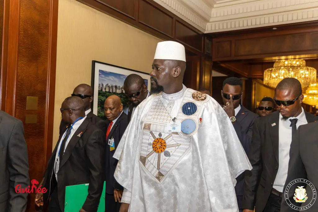 En costume traditionnel guinéen, le Président Doumbouya arrive à l'ONU