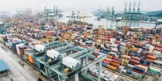 Un rapport publié en avril dernier par la Commission américaine du commerce international a relevé que le programme n’a eu des impacts positifs que sur une poignée de pays et un nombre très limité de secteurs d’activité économique des pays bénéficiaires. Plus de 75% des exportations non pétrolières en franchise de droits de douane vers les Etats-Unis sous le régime AGOA pour la période 2014-2021 provenaient de cinq pays seulement : Afrique du Sud, Kenya, Lesotho, Madagascar et Ethiopie.