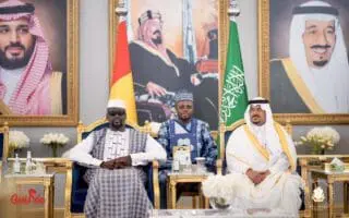 Sur place, une délégation gouvernementale a accueilli le Président de la République, composée des ministres des Affaires étrangères, de l'Intégration africaine et des Guinéens établis à l'Étranger ; de la Sécurité et de la Protection civile, ainsi que de l'Économie et des Finances. 