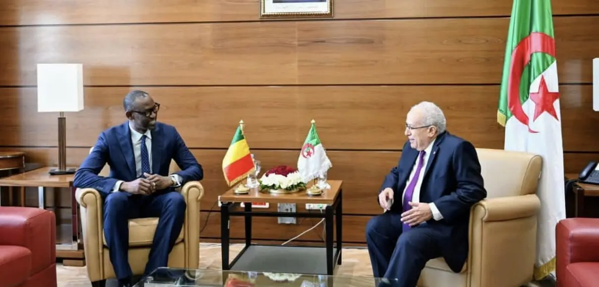Tempête dans les relations entre Bamako et Alger Les liens amicaux séculaires entre le Mali et l’Algérie seraient-ils sur la voie de la rupture ? C’est ce que laissent croire les récents événements ayant marqué les rapports entre les deux pays limitrophes. La semaine écoulée, la tension est montée crescendo entre Bamako et Alger, atteignant un point culminant avec le rappel de leurs ambassadeurs respectifs pour consultation.