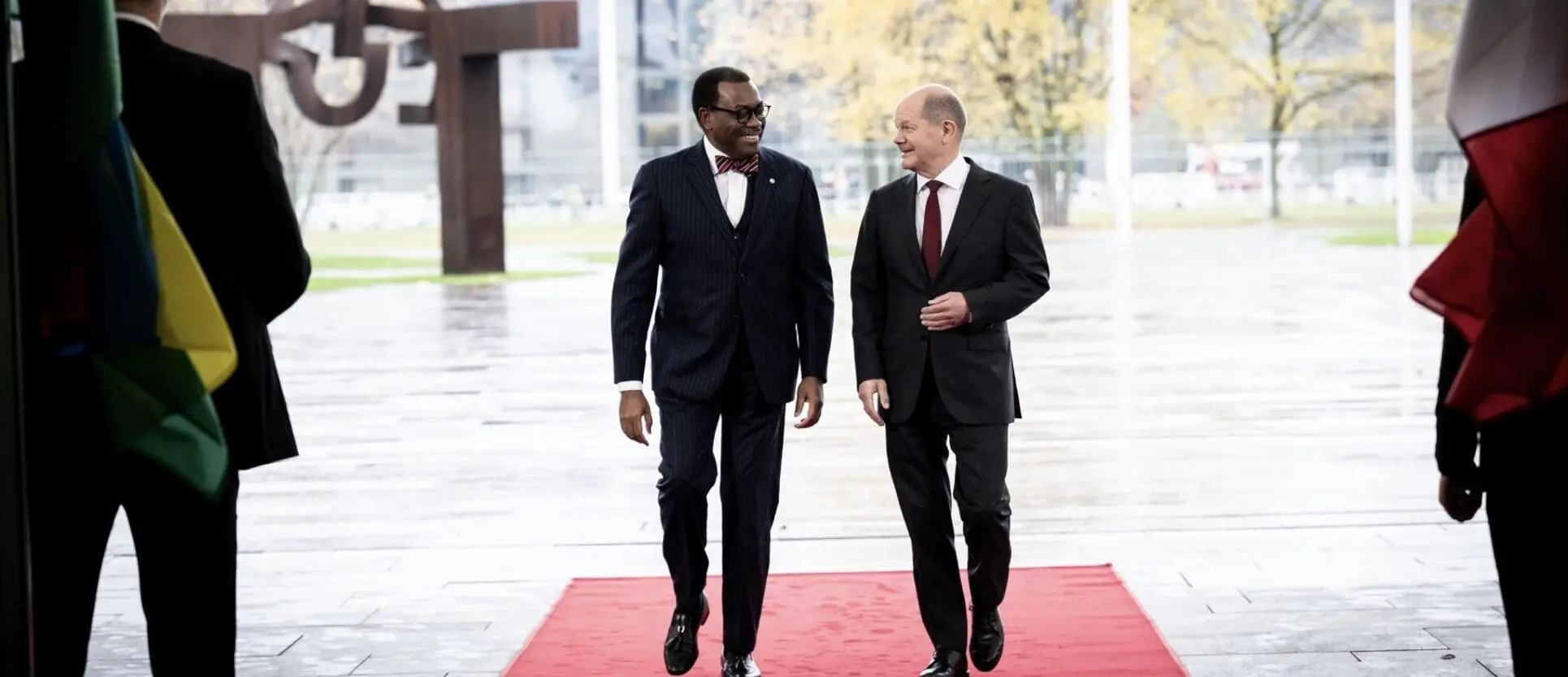 Les pays africains devraient être exemptés de l’application du mécanisme européen d’ajustement carbone aux frontières (MACF)qui entraînerait un manque à gagner de 25 milliards de dollars par an pour le continent en pénalisant ses exportations à forte valeur ajoutée telles que le fer et les engrais, a plaidé le président de la BAD, Akinwumi Adesina, mercredi 6 décembre dans une intervention à la COP28.