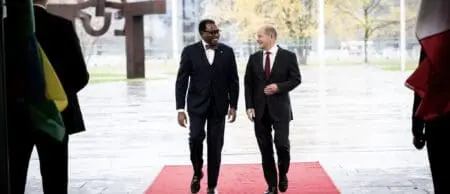 Les pays africains devraient être exemptés de l’application du mécanisme européen d’ajustement carbone aux frontières (MACF)qui entraînerait un manque à gagner de 25 milliards de dollars par an pour le continent en pénalisant ses exportations à forte valeur ajoutée telles que le fer et les engrais, a plaidé le président de la BAD, Akinwumi Adesina, mercredi 6 décembre dans une intervention à la COP28.