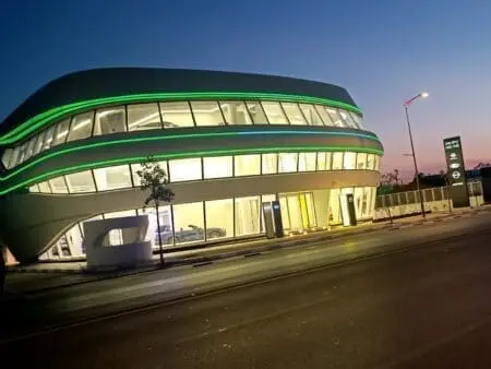 « L'ouverture de cette succursale Design est le résultat de nombreuses années de travail acharné et de cumul d’expérience de construction de plus de 60 succursales. Notre objectif est de créer un espace unique où l'esthétique, la technologie et l'innovation se rencontrent pour offrir une expérience automobile exceptionnelle à nos clients », indique le communique du groupe Auto Hall.