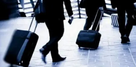 "Pour un pays qui connaît déjà une pénurie de compétences, ce serait un coup dur pour l'économie si un exode de cette ampleur se matérialisait", note-t-elle.