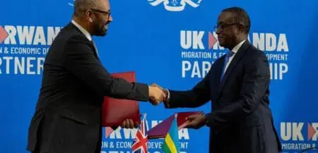 Le nouvel accord a été signé mardi 5 décembre à Kigali, par le ministre de l'Intérieur britannique James Cleverly et le ministre rwandais des Affaires étrangères Vincent Biruta, rapporte l’AFP. Ce nouveau traité répond directement aux conclusions de la Cour suprême et présente une nouvelle solution de long terme, fait valoir le ministère britannique de l'Intérieur dans un communiqué.