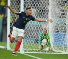 Le monde du football compte déjà des personnalités remarquables et surprenantes dont espérons-le, il saura s’inspirer du meilleur.