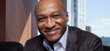 Diplômé en ingénierie en France, Mohamed Kande est parti à Montréal afin d'y préparer un diplôme en affaires, avant de se diriger vers les Etats-Unis où il a fallu affronter la barrière de la langue. «Kande a appris à lire sur les lèvres et à interpréter les gestes, parfois relisant plusieurs fois des mails pour en saisir le sens.