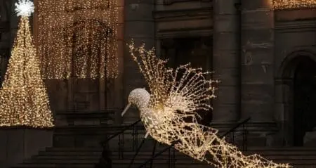 Mais Saint-Grégoire est aussi le nom d’un savoureux fromage québécois. Il offre un bon goût de cheddar doux et une texture crémeuse. C’est suite à plusieurs années de recherche et développement qu'une fromagerie canadienne a réussi à mettre au point une recette pasteurisée qui peut se conserver jusqu’à 6 mois au réfrigérateur avant l’ouverture.