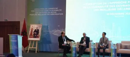 Durabilité des structures en béton : LafargeHolcim Maroc se positionne Une attention particulière a été portée à l'intervention du Hub Innovation Center (HIC) de Lyon, offrant des retours concrets sur l'expérience européenne. Les discussions approfondies ont mis en valeur les moyens par lesquels les différentes parties prenantes peuvent capitaliser sur ces avancées, afin de maximiser la préservation de l'environnement et favoriser la collaboration pour des pratiques durables.