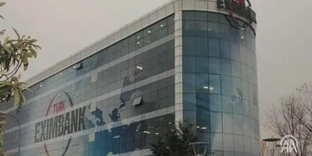 Türk Eximbank devient le premier actionnaire non africain de l’Africa Finance Corporation Cet investissement, le premier du genre de Turk Eximbank dans une organisation internationale, est d'une importance stratégique pour la "politique de partenariat de la Türkiye avec l'Afrique", selon un communiqué publié par la banque turque.