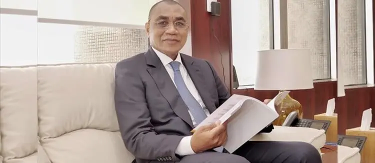 La Côte d’Ivoire sur une trajectoire budgétaire historique Alors que les préparatifs du projet de loi de Finances 2025 entre dans la dernière ligne droite, le ministre des Finances et du Budget ivoirien, Adama Coulibaly, a annoncé une augmentation de 11,5 % du budget de l’Etat l’année prochaine, pour atteindre 15 301 milliards FCFA (25,1 milliards de dollars), soit l’un des tout premiers budgets en Afrique subsaharienne. Cette annonce a été détaillée mercredi 12 juin par Amadou Coulibaly, ministre de la Communication, porte-parole du gouvernement, à l'issue du Conseil des ministres.