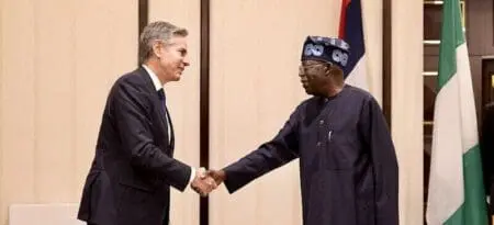 Après avoir rencontré mardi le Président nigérian Bola Tinubu dans la capitale Abuja, il s'est rendu dans la capitale économique Lagos pour visiter un complexe de startups informatiques et inaugurer un nouvel espace présentant la technologie américaine.