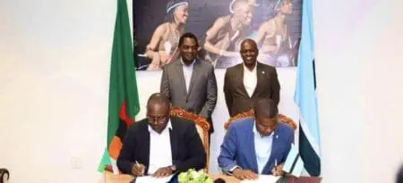 «Nous avons convenu d'approfondir la coopération économique dans les domaines de l'agriculture, de l'élevage, de la santé, des mines, de la défense et de la sécurité, du tourisme ainsi que des chaînes de valeur ajoutée dans chacun de ces secteurs», a déclaré le Président zambien Hakainde Hichilema lors d’une rencontre à Kasane, au Botswana, avec son homologue Mokgweetsi Eric Keabetswe Masisi.