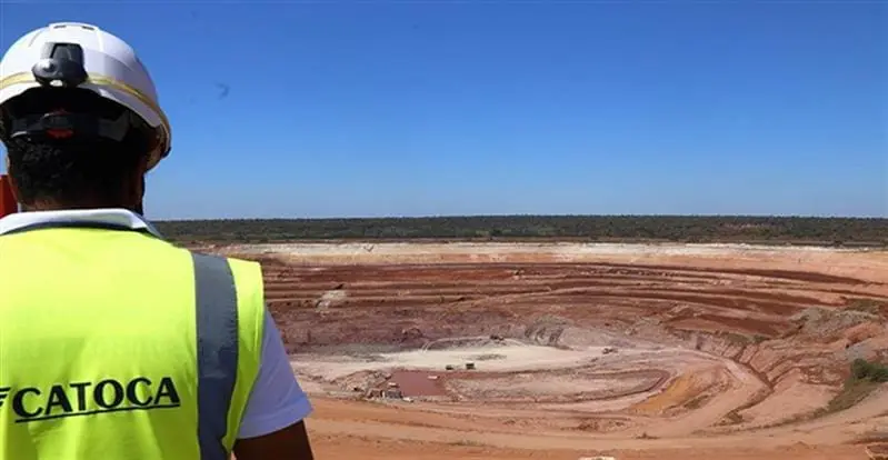 Luanda veut mettre son secteur diamantifère à l’abri L’Angola a entamé depuis une quinzaine de jours des négociations avec Moscou pour obtenir un départ négocié du géant russe du diamant, Alrosa de la joint-venture Sociedade Mineira de Catoca dont il détient 41%.