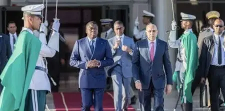 L'agence de presse officielle mauritanienne a indiqué que les deux présidents "ont discuté des moyens de développer les relations entre les deux pays", sans donner plus de précisions.