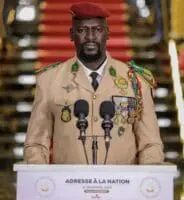 La bonne perception des défis à relever et le bilan encourageant, de manière générale, pour l’année écoulée, constituent, aux yeux du Président du CNRD, un motif de fierté et de satisfaction mais surtout un bon stimulus pour poursuivre cette «avancée positive» vers les réformes escomptées. «L’avenir radieux» du pays, comme objectif du travail en cours depuis 2021, n’est cependant garanti, estime le colonel Mamadi Doumbouya, que par «l’apport de l’ensemble des Guinéens, des partenaires et amis de la Guinée.»