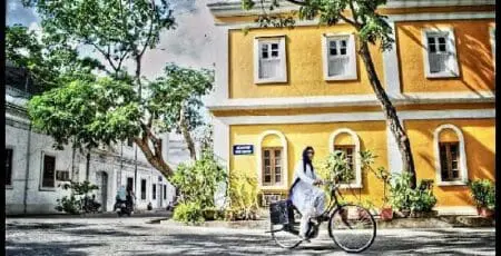 Durant près de 300 ans, Pondichéry a été l'objet d'une présence quasi continue de la France. Ce petit comptoir créé au XVIIe siècle sur la côte de Coromandel fut un point d'ancrage et de projection pour la France en Asie notamment en Indochine. Pondichéry, récemment rebaptisée Puducherry, fut un haut lieu de la Francophonie dans le sous-continent indien avant son rattachement à l’Union indienne.