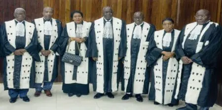 En prenant cette décision, il a invoqué des soupçons de corruption concernant des magistrats du Conseil constitutionnel parmi ceux qui ont procédé à l’examen des 93 dossiers de candidature et jugé recevables 20 d’entre eux.