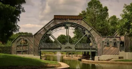 Marc-Antoine Caillot, un jeune commis envoyé en Louisiane par la Compagnie française des Indes, a relaté son voyage et ses expériences en Louisiane entre 1729 et 1731. Connu pour avoir rédigé un récit spirituel, intime, non censuré et parfois scandaleux, sur ses voyages et sa résidence en Louisiane de 1729 à 1731, Marc-Antoine Caillot a passé près de trente ans au service de la Compagnie des Indes.