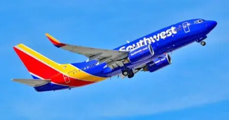 Pour améliorer la productivité, Southwest Airlines n’est pas organisé en «hubs», la souplesse d’exploitation est garantie par l’utilisation d’un seul type d’appareil, ce qui améliore la gestion des équipages et entraine de considérables économies pour la formation du personnel navigant et la gestion des pièces détachées, tout en facilitant les opérations d’entretien.