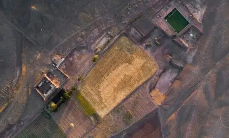 Forteresse éternelle : Récit d’un système d’irrigation millénaire dans le désert iranien Inspirés par l’architecture civile iranienne, ces petits ruisseaux étaient utilisés pour rafraîchir l’espace extérieur du pavillon. Les boules en argile cuite faisaient référence aux matériaux de construction utilisés dans les régions chaudes et arides de l’Iran. Ainsi, ces boules en argile constituaient l’une des attractions visuelles du pavillon.
