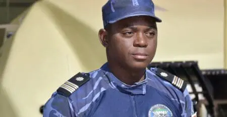 L’ancien chef d’état-major de la gendarmerie du Burkina Faso, le lieutenant-colonel Evrard Somda, a été enlevé dimanche 14 janvier après-midi à son domicile de Ouagadougou par des «individus armés» sans aucun mandat de la justice, révèle l’AFP en citant des sources proches de sa famille et de ses amis.
