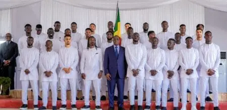 "Aliou, nous n'attendons pas moins qu'une deuxième étoile pour notre équipe nationale", a dit Macky à l'attention du sélectionneur Aliou Cissé en recevant mardi l'équipe, vainqueur pour la première fois en 2022, au palais présidentiel à Dakar quelques heures avant le départ du groupe pour la Côte d'Ivoire.