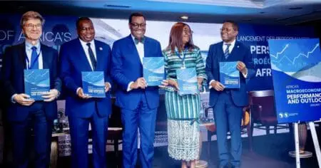 La croissance du produit intérieur brut (PIB) réel du continent devrait s’établir en moyenne à 3,8 % cette année et 4,2 % en 2025. Ces chiffres sont supérieurs aux moyennes mondiales estimées à 2,9 % et 3,2 %, selon le rapport. L’Afrique devrait rester la deuxième région connaissant la croissance la plus forte après l’Asie. Les onze premiers pays africains, qui devraient connaître de solides performances économiques en 2024, sont le Niger (11,2 %), le Sénégal (8,2 %), la Libye (7,9 %), le Rwanda (7,2 %), la Côte d’Ivoire (6,8 %), l’Éthiopie (6,7 %), le Bénin (6,4 %), Djibouti (6,2 %), la Tanzanie (6,1 %), le Togo (6 %), et l’Ouganda (6 %).
