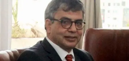 Le nouveau gouverneur qui a prêté serment ce jeudi matin devant le Président de la République, avait siégé au sein du Conseil d’administration de la BCT et avait été auparavant membre, durant trois mandats, du Conseil économique et social ainsi que du Conseil d’analyse économique.