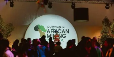 La RDC, qui détient plus de 50% des réserves mondiales de cobalt, joue un rôle crucial dans l'approvisionnement de ce métal indispensable pour la transition vers une économie à faibles émissions de carbone en raison notamment de ses propriétés uniques pour la performance des batteries rechargeables et pour le stockage de l’énergie provenant de sources intermittentes.