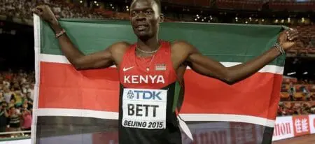 L'athlète kényan Kelvin Kiptum, détenteur du record du monde du marathon, et son entraîneur Gervais Hakizimana se sont tués dans un accident de voiture au Kenya, a rapporté dimanche soir une source policière.