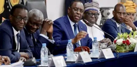 Présidentielle au Sénégal : L’opposition vent debout contre le report sine die Plusieurs candidats de l'opposition ont annoncé dimanche à la presse et sur les réseaux sociaux qu'ils vont passer outre la décision de Macky Sall et maintenir le lancement dimanche de leur campagne électorale.