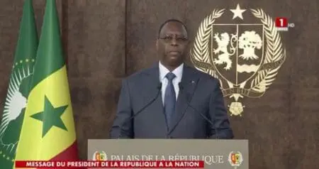 Macky Sall, désigné tête de liste d’une coalition de l’opposition aux législatives de novembre, va se retirer du 4P à partir du 9 octobre. Sa décision s’explique par son investiture comme tête de liste de la coalition Takku Wallu Sénégal, selon le site de la RTS qui cite une lettre de l’ex-président adressée à Emmanuel Macron. «Dans ces circonstances, et pour éviter tout risque d’incompatibilité et de conflit d’intérêt, j’ai décidé de me mettre en retrait par rapport à mes activités d’envoyé spécial du Pacte de Paris pour les peuples et la planète», peut-on lire dans la correspondance.