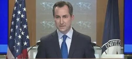 "Les Etats-Unis sont profondément préoccupés par les mesures prises pour repousser l'élection présidentielle du 25 février au Sénégal, une mesure qui va à l'encontre de la forte tradition démocratique du pays", a déclaré Matthew Miller, porte-parole au Département d'Etat