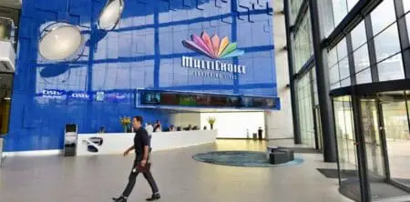 Le Takeover Regulation Panel (TRP), l’autorité de régulation des offres publiques d’achat en Afrique du Sud, a considéré lundi 3 avril que Canal+ devait lancer une OPA sur MultiChoice avant le 8 avril. «Canal+ respecte la décision prise par l’autorité et s'y conformera. Sur cette base, Canal+ confirme avoir demandé et obtenu du régulateur une dérogation à l'obligation de respecter les délais» habituels, a déclaré le groupe français.