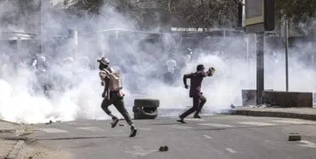 Des manifestations contre ce report et le pouvoir du président Macky Sall ont eu lieu vendredi à Dakar ainsi que dans plusieurs villes du pays, notamment à Saint-Louis, dans le nord du Sénégal, où un étudiant en deuxième année de licence de géogr