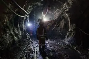 Le pays possède un fort potentiel commercial pour l'or, les diamants, les métaux de base, les éléments du groupe du platine, le minerai de fer et la bauxite, et recherche activement des investissements étrangers pour libérer tout le potentiel de ses ressources minérales.