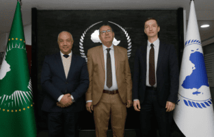 La signature de ce protocole d’accord intervient également après une collaboration fructueuse entre le Group-IB, AFRIPOL et l’Union africaine (UA), au cours de laquelle le Group-IB a fourni des renseignements sur les menaces, un soutien aux enquêtes et des services efficaces pour des réponses ponctuelles aux incidents. La collaboration mènera au développement et à l’exécution d’initiatives communes par Group-IB et AFRIPOL, axées sur la surveillance des cybermenaces, la prévention des activités d’escroquerie et de phishing, le suivi des informations de paiement compromises, l’amélioration de la sensibilisation aux cybermenaces et bien entendu, les efforts d’arrestation visant un objectif unique : lutter contre la cybercriminalité.