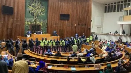 Le quartier du Plateau, siège de la décision politique, a offert le spectacle rarissime de protestataires en petit nombre jouant au chat et à la souris avec les forces de sécurité parmi les Dakarois vaquant à leurs activités autour de l'Assemblée placée sous la protection de dizaines de gendarmes et de policiers appuyés par des véhicules lourds.