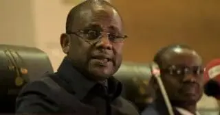 En l'absence de contestation, "le Conseil proclame immédiatement les résultats définitifs du scrutin", dit la Constitution. Mais en cas d'objection, le Conseil a, théoriquement, cinq jours pour statuer.