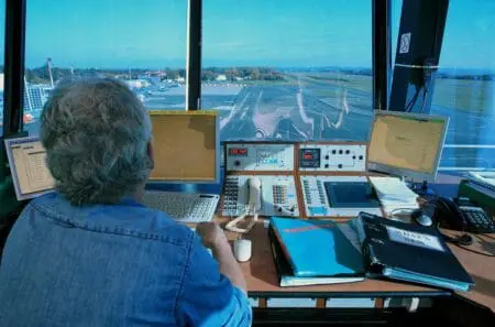 Il ne faut d’autre part pas sous-estimer l’inquiétude qui peut frapper les salariés devant les évolutions considérables de cette activité. Les contrôleurs aériens savent bien qu’ils doivent évoluer et que les développements techniques risquent de mettre en danger leur existence-même. Les mécaniciens navigants ont disparu des cockpits et on parle maintenant d’un seul pilote au lieu de deux.