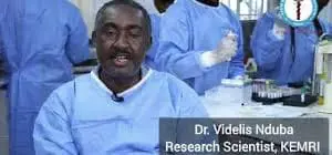 Nduba Fidelis, le chercheur principal, explique que "ce logiciel utilise en quelque sorte l'intelligence artificielle et tente d'analyser les toux, que nous appelons les grammes spectraux de la toux, puis de les faire régresser. Il s'agit donc d'une manière mathématique de modéliser l'image de la toux afin de déterminer s'il existe une différence entre une personne atteinte de tuberculose et une autre qui ne l'est pas lorsqu'elle tousse".  