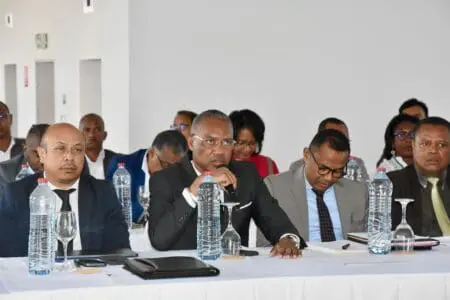 Le Secrétariat général de la présidence sous la houlette du SGP Claude Fanohiza s’attelle dès mi-février à une revue de mi-parcours des actions. L’équipe de coordination mise en place entend impulser et dynamiser la mise en œuvre des politiques publiques. Le 20 février 2024, le SGP et le Programme des Nations Unies pour le développement (Pnud) lancent un processus d’accompagnement dénommé «100 Quick Wins.»